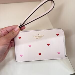 Last 1‼️Kate Spade Lucy Heart Studs Small L-zip Wristlet KK267